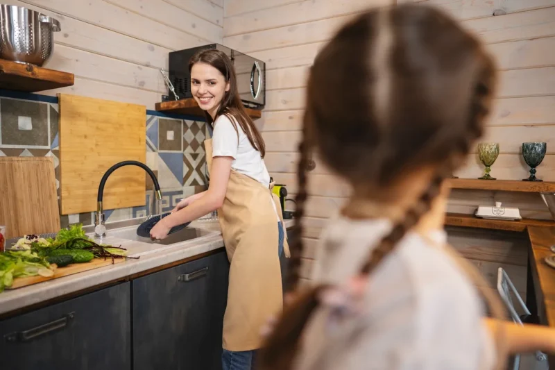 limpeza na cozinha, lavar louças, criança